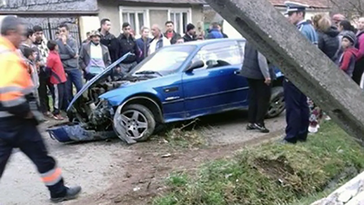 Accident spectaculos în Caraş Severin! A încercat să evite un motoscuter, dar a intrat într-un stâlp. Cum s-a încheiat totul