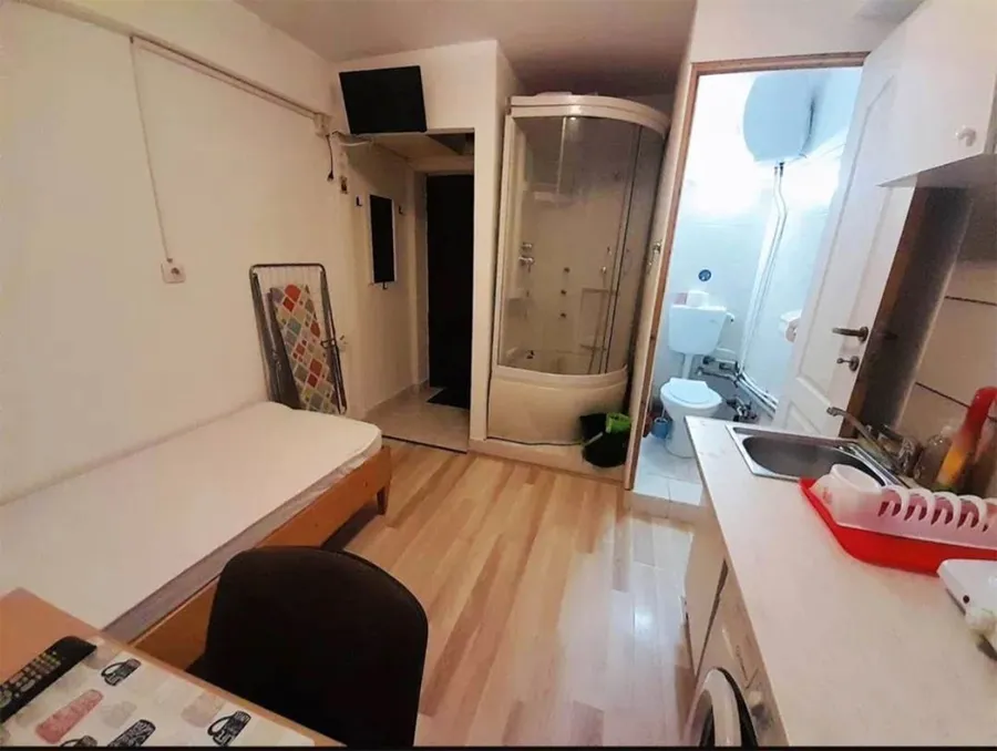 Garsoniera este împărțită: dușul se află în afara grupului sanitar