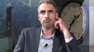 Expertul trădaților în dragoste a avut pistolul la tâmplă, iar acum deconspiră amantlâcurile! Atenție, infidelilor! ”Astea vor apărea clar!”
