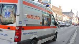 O ambulanță care transporta pacienți la dializă a fost lovită de o mașină. Cinci persoane rănite