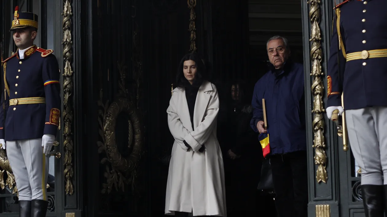 Urna cu cenuşa lui Sergiu Nicolaescu, ridicată de văduva acestuia de la crematoriul Vitan Bârzeşti