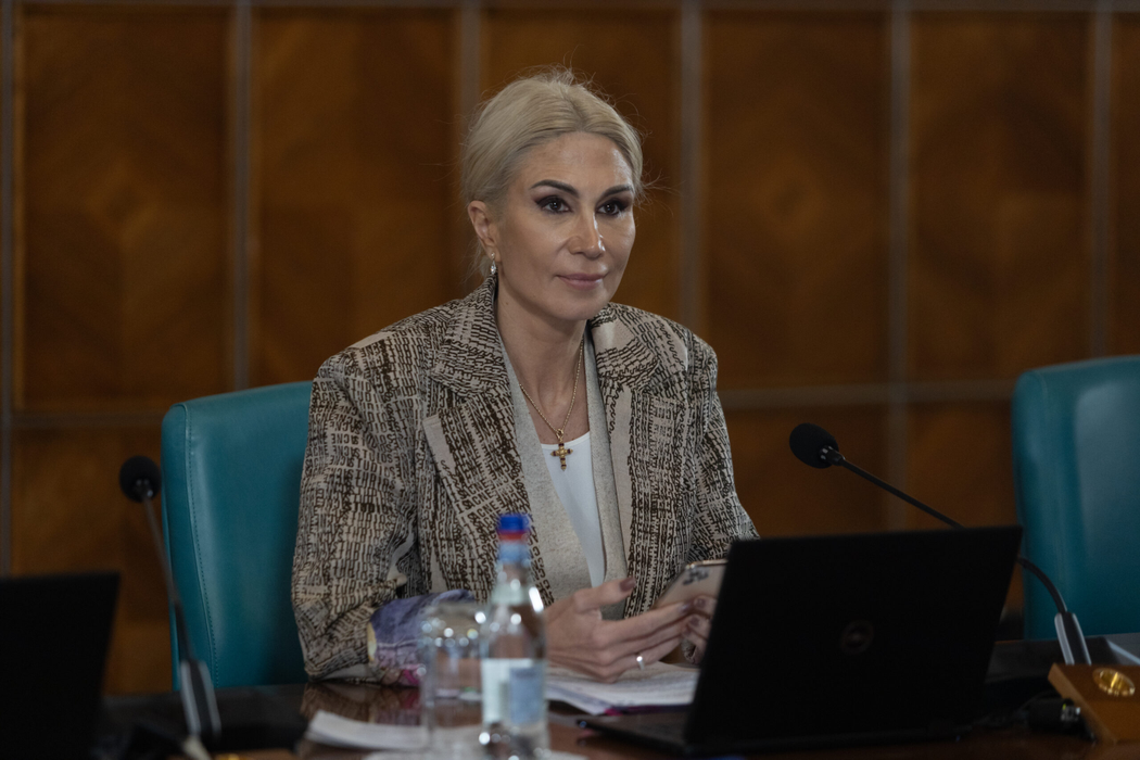 Ea este cea mai ”tunată” politiciană din România! Cum s-a transformat Raluca Turcan în ultimii 20 de ani