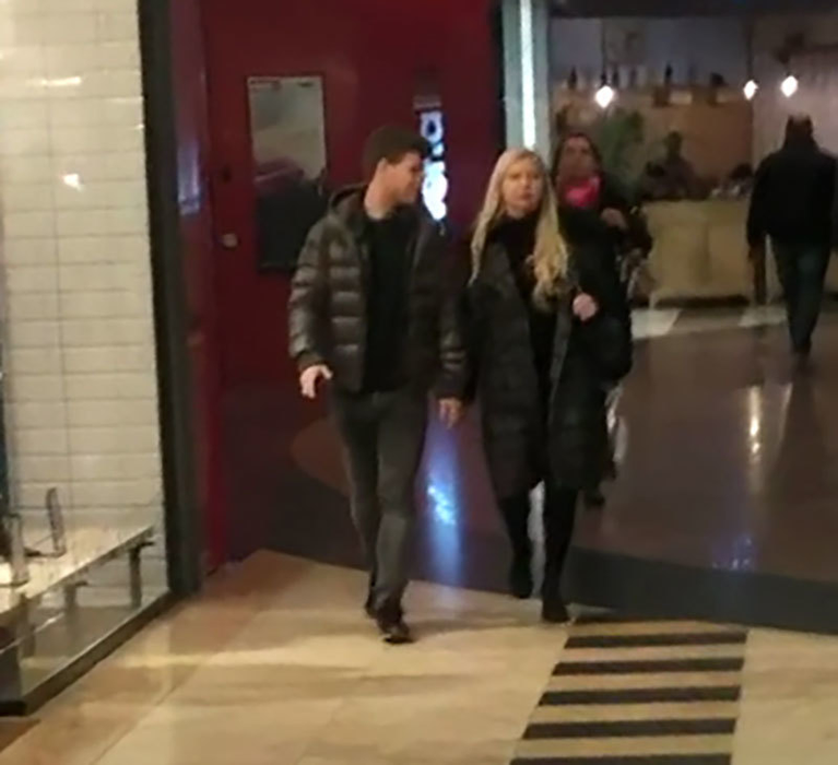 Karina şi Dragoş s-au relaxat într-un mall din Capitală