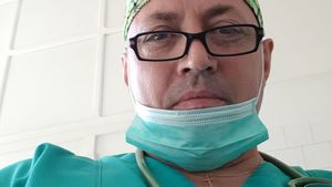 Mesajul cutremurător al unui medic din Făgăraș, distribuit intens de internauți! ”După 3,4 zile cad la pat, nu pot respira, nu au aer, îți cer ajutorul...”