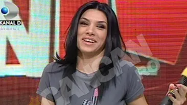 VIDEO Sorana, ex ASIA, intalnire nocturna cu Dan Bordeianu! Prietenul artistei i-a prins in fata blocului! Vezi ce a iesit!