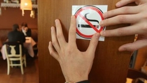 S-a dat liber la fumat! Ce trebuie să ştie toti cei care vor să îşi aprindă o tigară în spaţiile publice