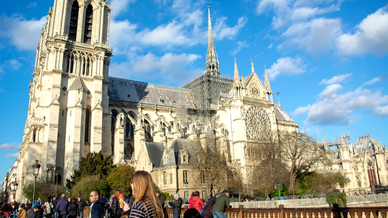 Catedrala Notre-Dame din Paris este încă în pericol de a se prăbuşi!