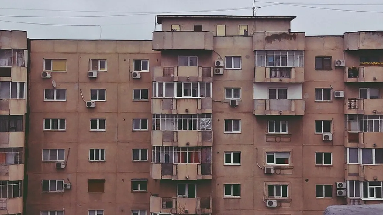 Crimă oribilă în Capitală. O femeie a fost incendiată în scara blocului unde locuia. Criminalul este chiar nepotul ei