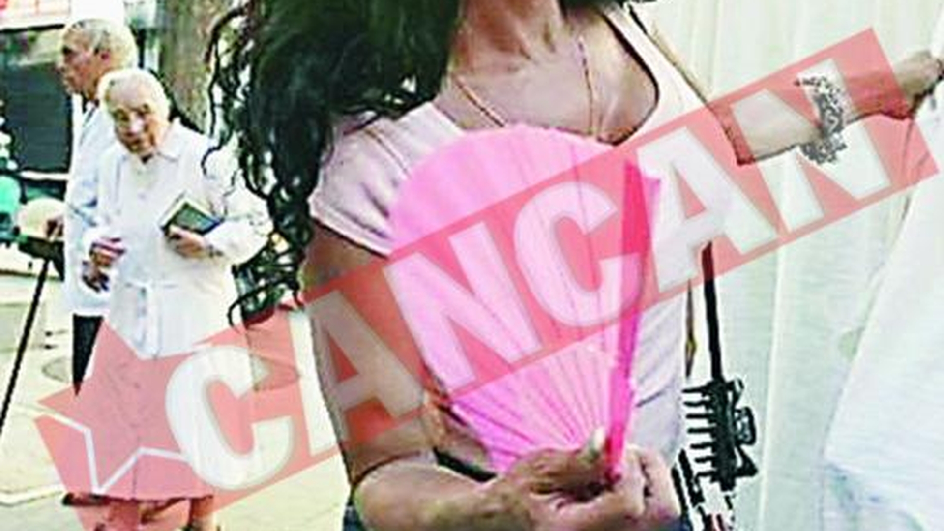 Prostituatele au prezentat moda pe strada