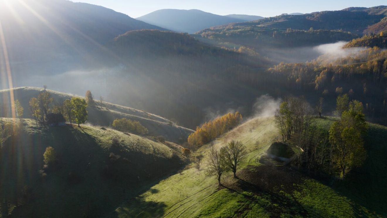 Destinația din România pe care The Guardian o laudă. Peisaje spectaculoase, urși și prețuri mult mai mici decât în Alpi