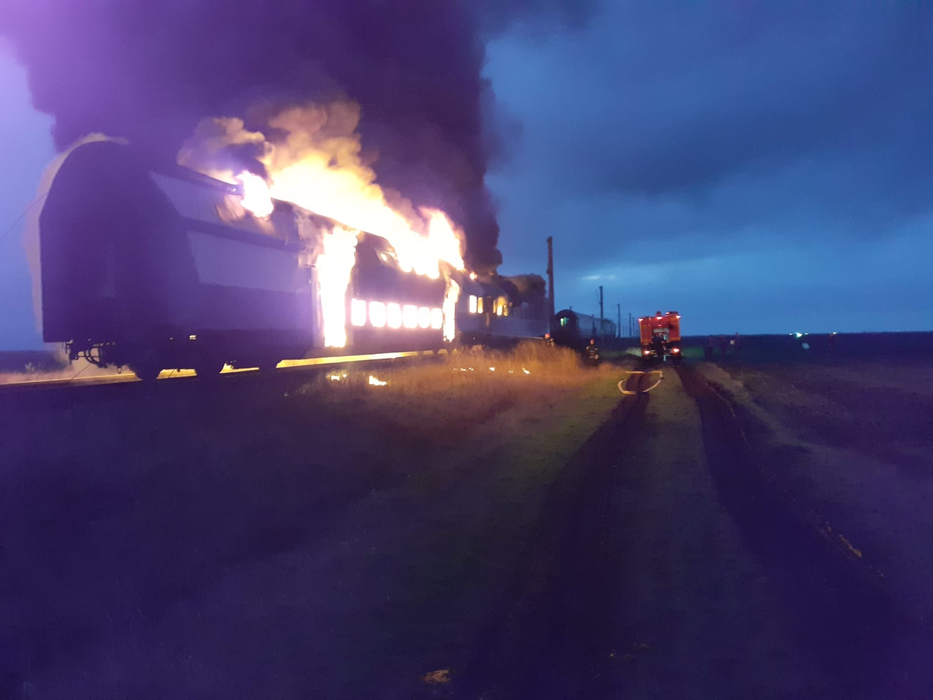 Incendiul a izbucnit la vagonul unui tren de călători în gara Măldăeni