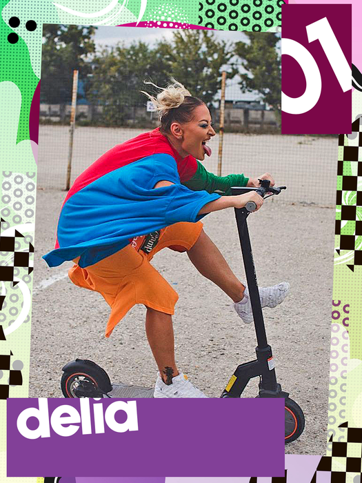 Vedetele autohtone, așa cum nu le-ai mai văzut niciodată! S-au urcat pe trotinete și… Cine e mai tare dintre Delia sau Inna?