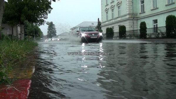 Furtunile cu grindină au făcut prăpăd în judeţul Suceava! Mai multe localităţi au fost acoperite cu gheaţă
