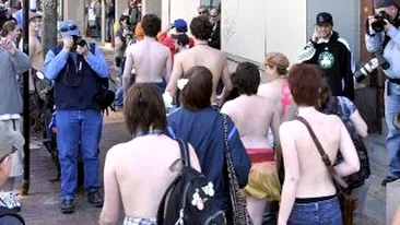 VIDEO Zeci de femei si-au exercitat dreptul de a se plimba topless pe strazile din Portland