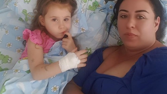 Oana Roman şi-a luat fetiţa şi a plecat la mare