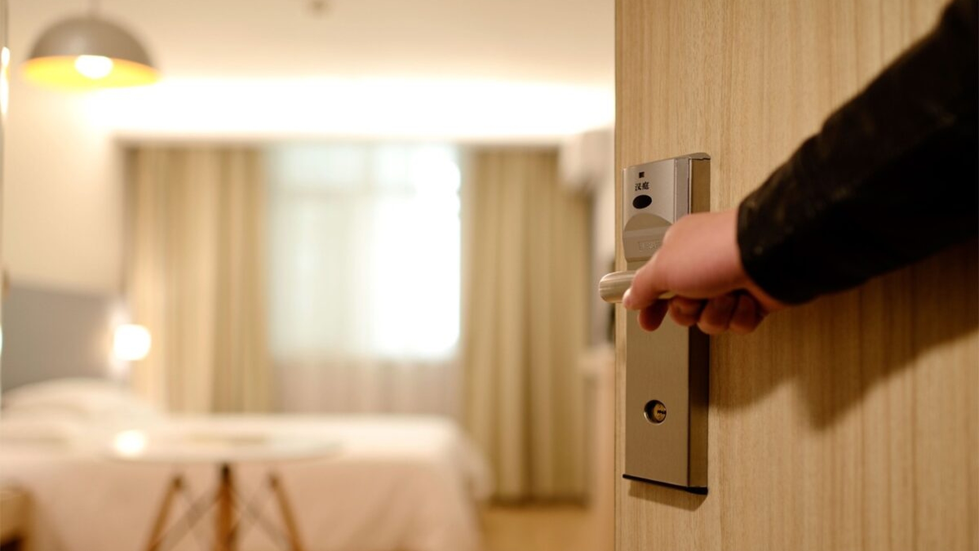 Întorși din concediu, doi soți au găsit un străin în apartamentul lor. Cine era și ce făcea în dormitor, de fapt