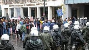 Politia greaca a tras cu grenade lacrimogene asupra manifestantilor, in centrul Atenei