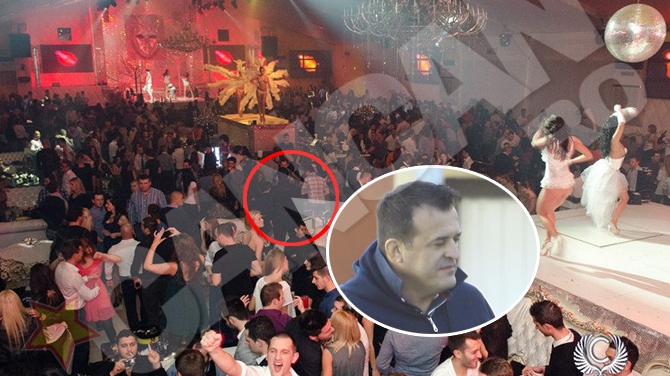 Constantin Iosef s-a distrat toată noaptea în club şi a sorbit animatoarele din priviri