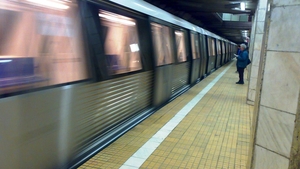 Circulaţia metroului se desfăşoară cu întârziere după ce o persoană a căzut pe şine la Aurel Vlaicu
