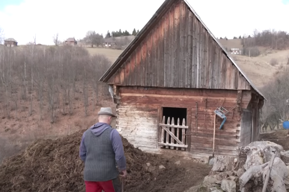 Doar 7 oameni mai stau în această localitate din România/ Sursa foto: Captură video
