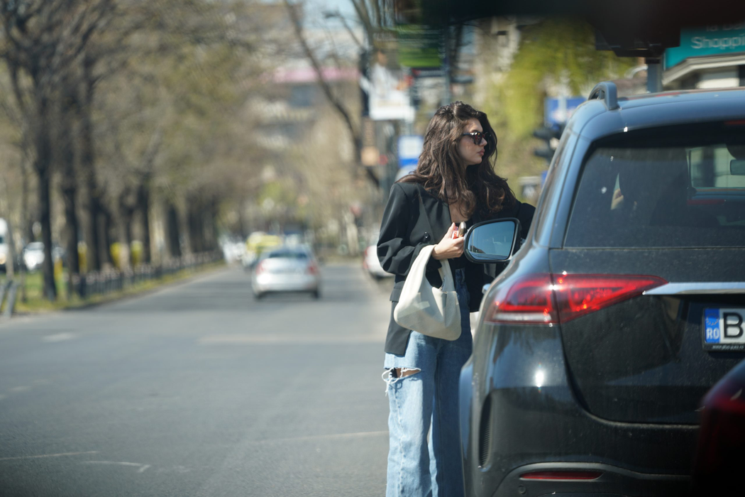 Cristina Ich a luat fluturașul de pe parbriz, imediat ce a ajuns în Dorobanți (Foto: CANCAN.RO)