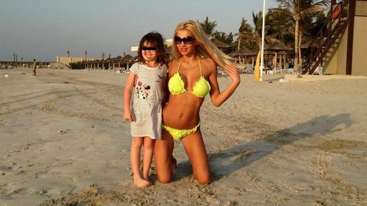 La asta nu te-ai fi asteptat! O blonda celebra merge la sala cu fiica de 4 ani si a pus-o sa presteze la aparate! Vezi imaginile!