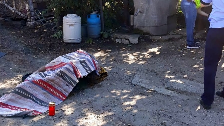 Descoperire macabră în Dâmbovița. Un tânăr a fost găsit mort într-o fântână. Principala ipoteză: sinuciderea