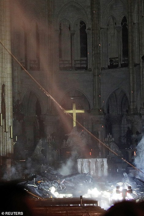 Primele imagini din interiorul Catedralei Notre Dame, dupa incendiu. Ce a mai rămas din simbolul Parisului