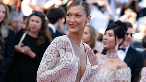 Apariții spectaculoase la Cannes 2026. Bella Hadid, printre vedetele care au atras toate privirile pe covorul roșu