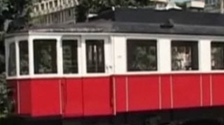 VIDEO Criza le da idei primarilor! Inchiriaza tramvaie de epoca in schimbul alimentelor
