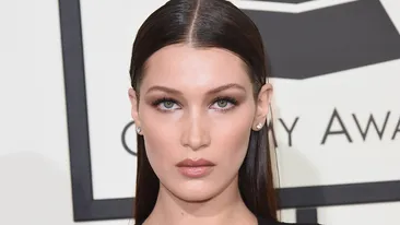 Celebra BELLA HADID nu mai arată aşa cum o ştiai! Are părul blond şi a pozat cu sânii la vedere