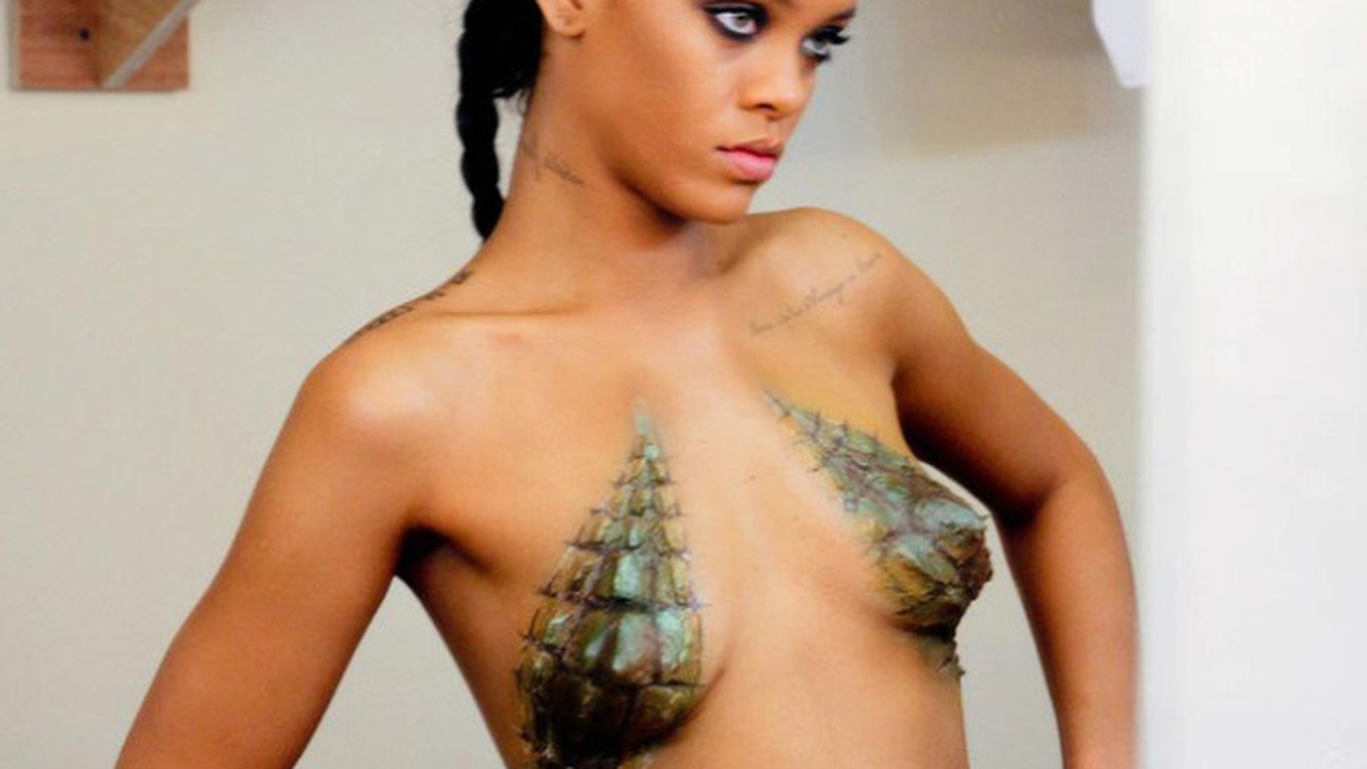 Rihanna a debutat în modă! Uite cum arată primele ei creaţii! Crezi că are talent de designer?