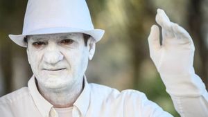 Cătălin Lefter era angajat al unei bănci din Huși, dar s-a mutat în Spania, unde "lucrează" ca statuie vie în Valencia. Ce spune despre banii pe care îi câștigă din noul "job"