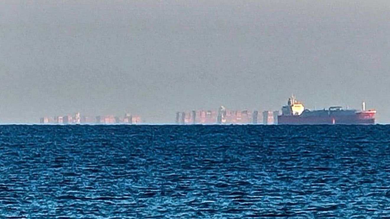 Fotografia care a devenit virală! Un oraș plutitor a apărut în mijlocul oceanului