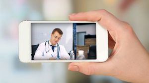 Poveste incredibilă! Un medic fals ”consulta” pacienții la telefon, apoi îi șantaja
