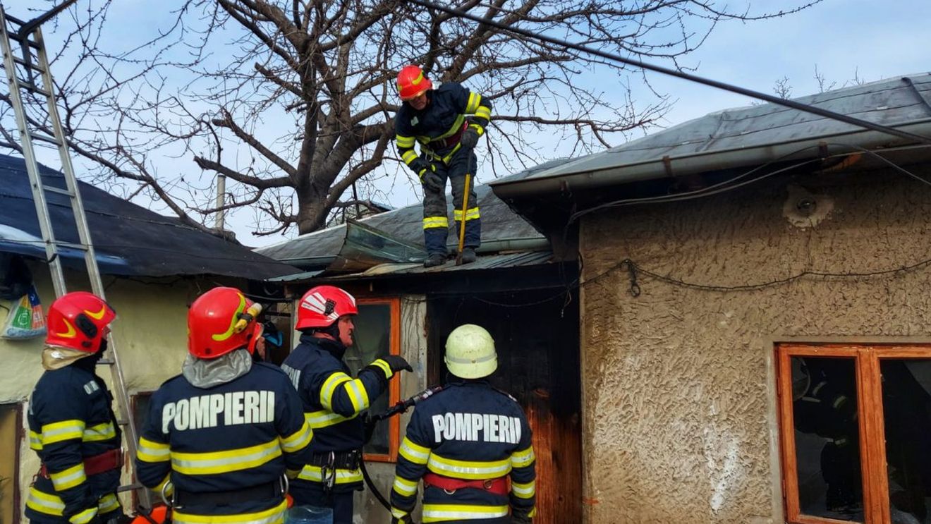 Incendiu de proporții la o casă din Giurgiu, după ce o tânără a încercat să aprindă focul în sobă