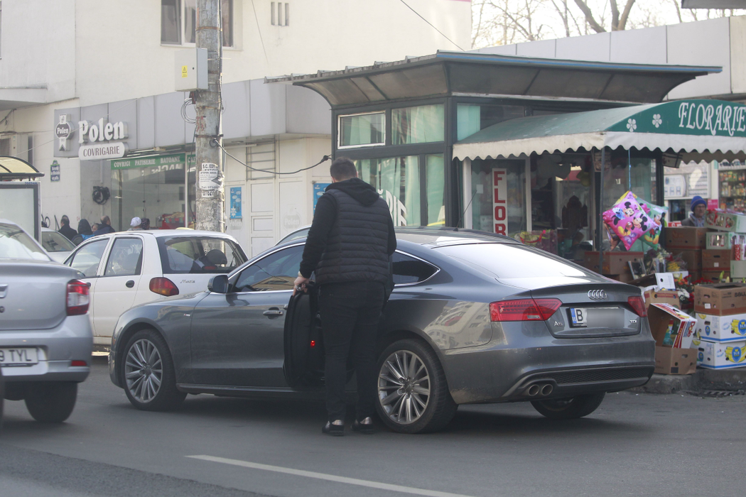 Bursucu' a plecat din piaţă cu două sacoşe de mărţişoare şi flori.