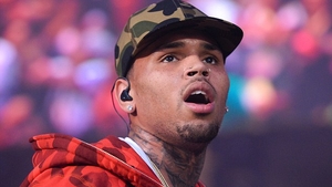 Rapperul Chris Brown, acuzat de viol, a fost arestat la Paris