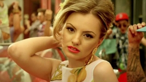 Alexandra Stan, schimbare radicala de look! Vedeta s-a facut BRUNETA! Cum a filmat pentru cel mai nou videoclip