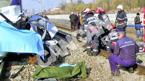 Ciocnire infioratoare la Iasi, intre o masina si un tren. Trei morti intr-o secunda