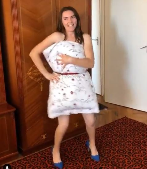 Vulpița de la Acces Direct a acceptat provocarea cu perna! S-a dezlănțuit pe muzica lui Beyonce împreună cu soțul ei! Viorel Stegaru a dansat și el pe tocuri