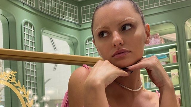 Alexandra Stan, ipostaze provocatoare în vacanţa din Mexic! Artista a renunţat la sutien