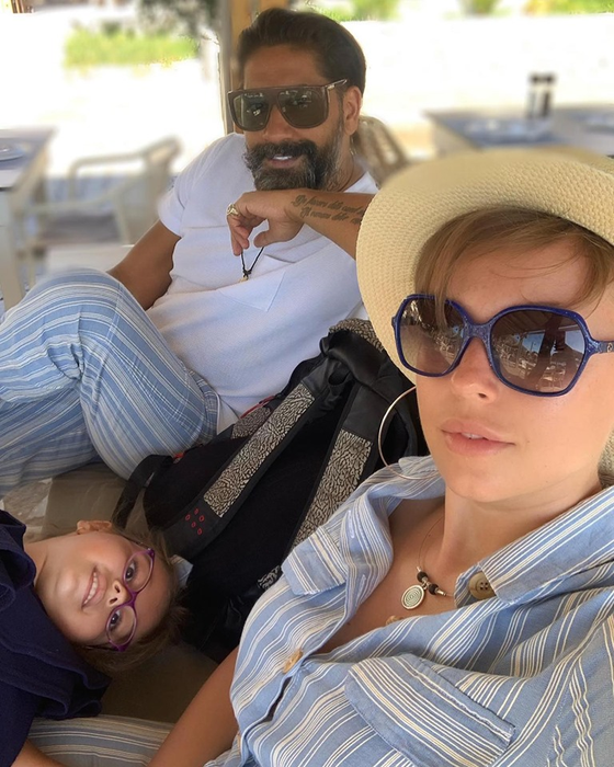 Connect-R și Misha din nou împreună! Cei doi au plecat într-o vacanță de vis împreună cu fetița lor
