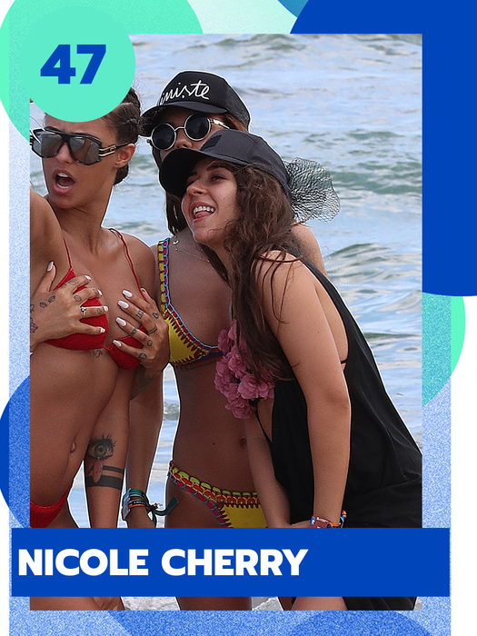 Atenție! Inna, Delia sau Antonia fac show! TOP 50 sexy-vedete care s-au jucat cu limbuțele în văzut tuturor