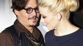 Si-a pierdut mintile cu trei blonde! Uite cu cine s-a iubit Johnny Depp pe la spatele Vanessei Paradis!