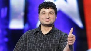 Îţi mai aduci aminte de Tudorel, "fiul adoptiv" al lui Cătălin Măruţă? S-a schimbat mult şi i-a adus daruri "tatălui": "Nu avem voie la televizor"