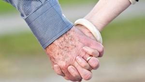 O româncă l-a convins pe un spaniol de 93 de ani să-și schimbe testamentul. Oamenii legii au intrat pe fir și au descoperit că tânăra nu era la prima experiență de acest gen 