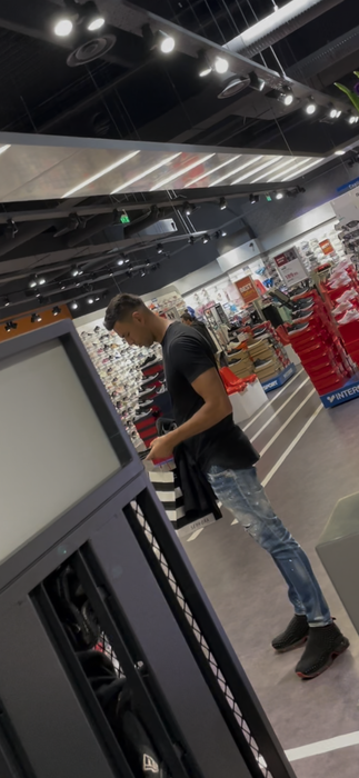 Până să se rezolve problema, Zed dă o tură prin mall (Foto: CANCAN.RO)