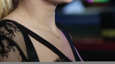 Lorei nu-i prea place sa poarte lenjerie intima. Vezi cum arata artista cu o rochie transparenta si mulata si ce explicatie are