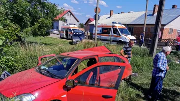 Accident teribil! O mașină a fost lovită de un tren, în Bacău! Trei persoane au decedat pe loc, iar alte două au fost transportate în stare gravă la spital